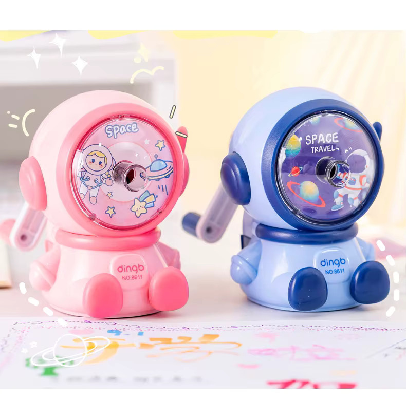 Haile Astronauten-Cartoon-Bleistiftspitzer mit Handkurbel in Pink - Bild 3