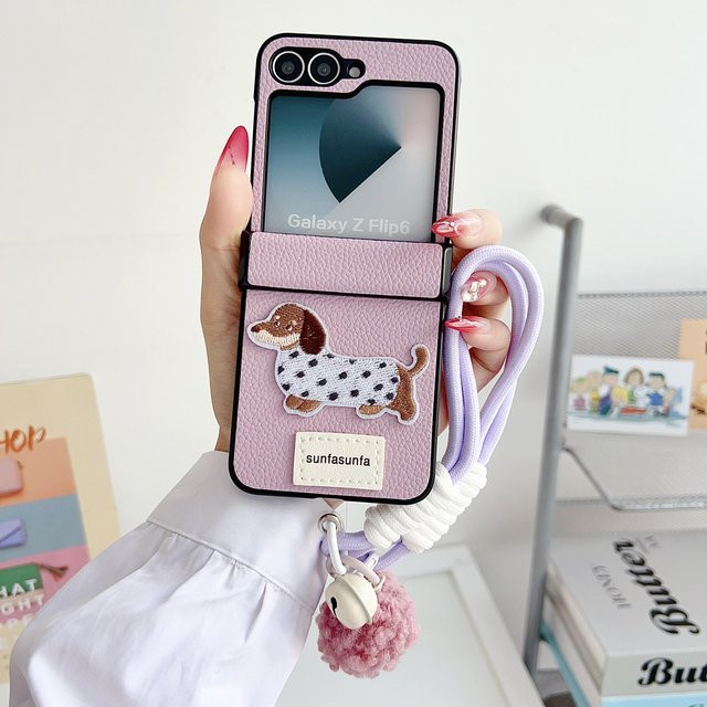 Handyhülle aus PU-Leder mit Cartoon-Motiv und Handschlaufe für Samsung Galaxy Z Flip 6 5 4 3 5G in Pink mit Scharnierschutz - Bild 1