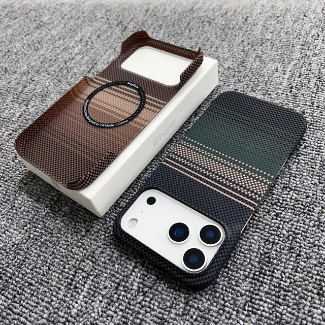 Rahmenlose Carbonfaser-Schutzhülle mit Sternenhimmel-Design für Apple iPhone 17 Air 16 15 14 13 12 Pro Max Plus mit MagSafe Magnetfunktion und kabelloser Ladefunktion in Schwarz und Blau - Bild 1