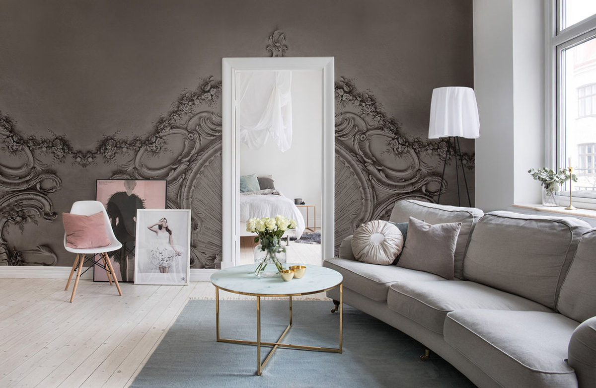 Rebel Walls Mural Stucco Gloria Clay Wandtattoo in Braun und Grau mit abstraktem Art Nouveau Design - Bild 2