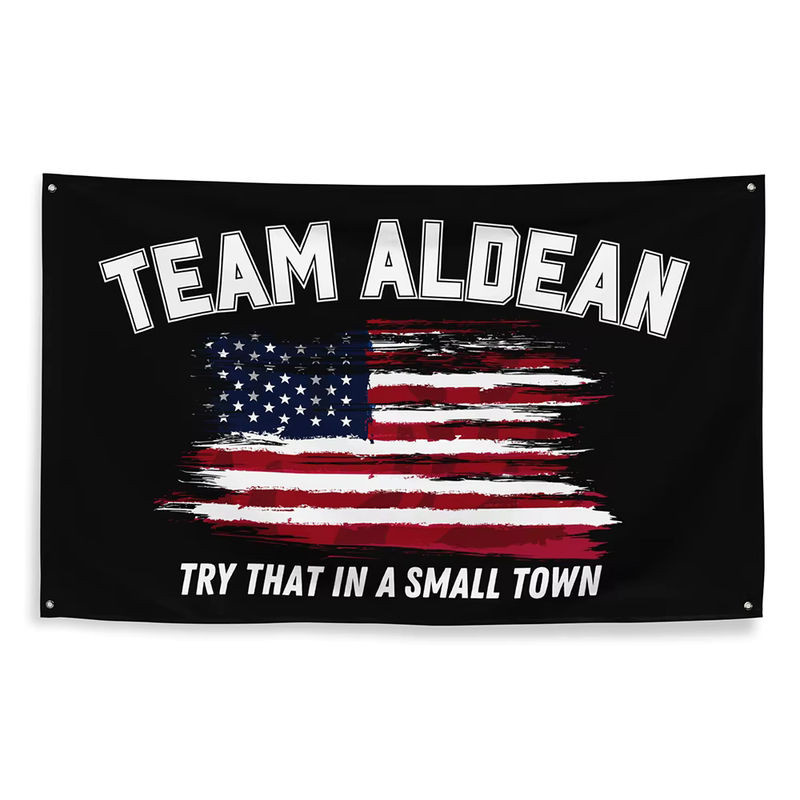 Team Alden Flagge Tryin to Make it in a Small Town Design in Schwarz, B/H: 60 x 90 cm - Bild 1