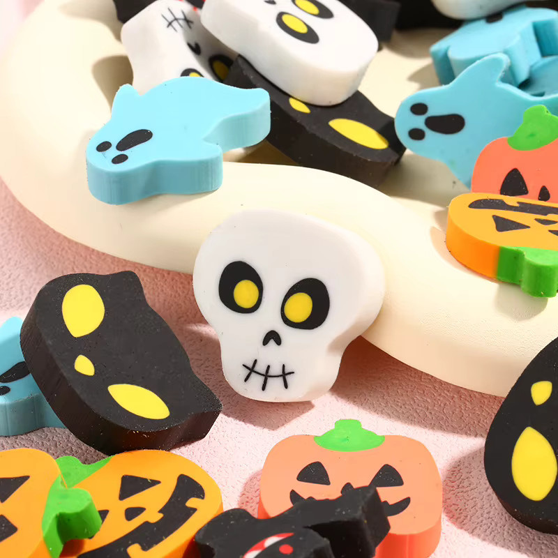 Halloween Radiergummi in verschiedenen Motiven wie Kürbis, Schädel, Katze, Fledermaus und Geist, bunte Cartoon Schreibwaren für Schüler - Bild 2