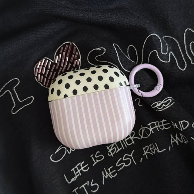 Stoßfeste Apple AirPods Schutzhülle mit Haken in Lila Gestreift und Gepunktet Patchwork-Design für AirPods 1, 2, 3, 4 und Pro 2/3 - Bild 1
