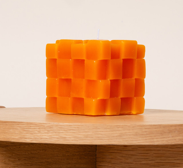 BLUME2000 Würfelkerze Tetris in Orange im Retro-Design mit Schachbrettmuster - Bild 1
