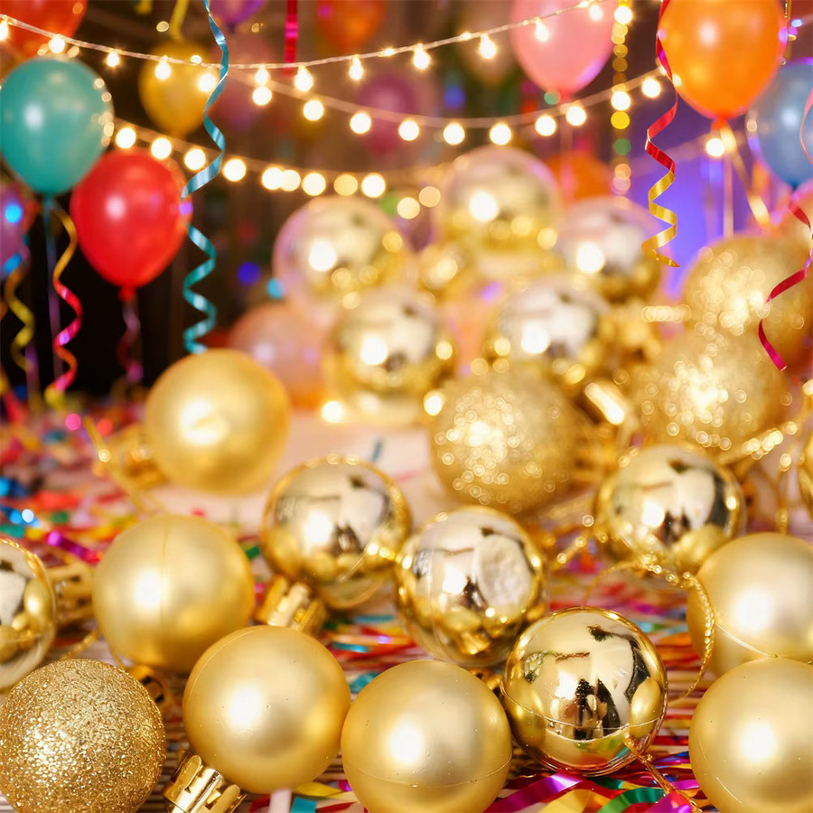 Kahaul 24 bunte bruchsichere Weihnachtskugeln aus Kunststoff zum Aufhängen, Weihnachtsbaumdekoration in Gold, Grün und Multicolour - Bild 1