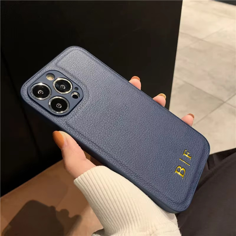 Personalisierte Lederhülle von YLUOYI mit Gravur von Initialen und Namen für iPhone 11 bis iPhone 17 Pro Max und Air in Pink oder Blau - Bild 2