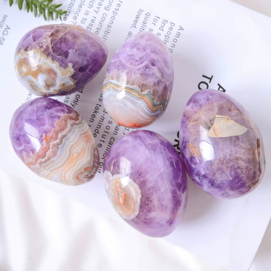 Handgefertigtes Amethyst-Achat-Kristall-Ei von CrystalHola in Lila und Braun mit Marmormuster als Tischdekoration - Bild 2