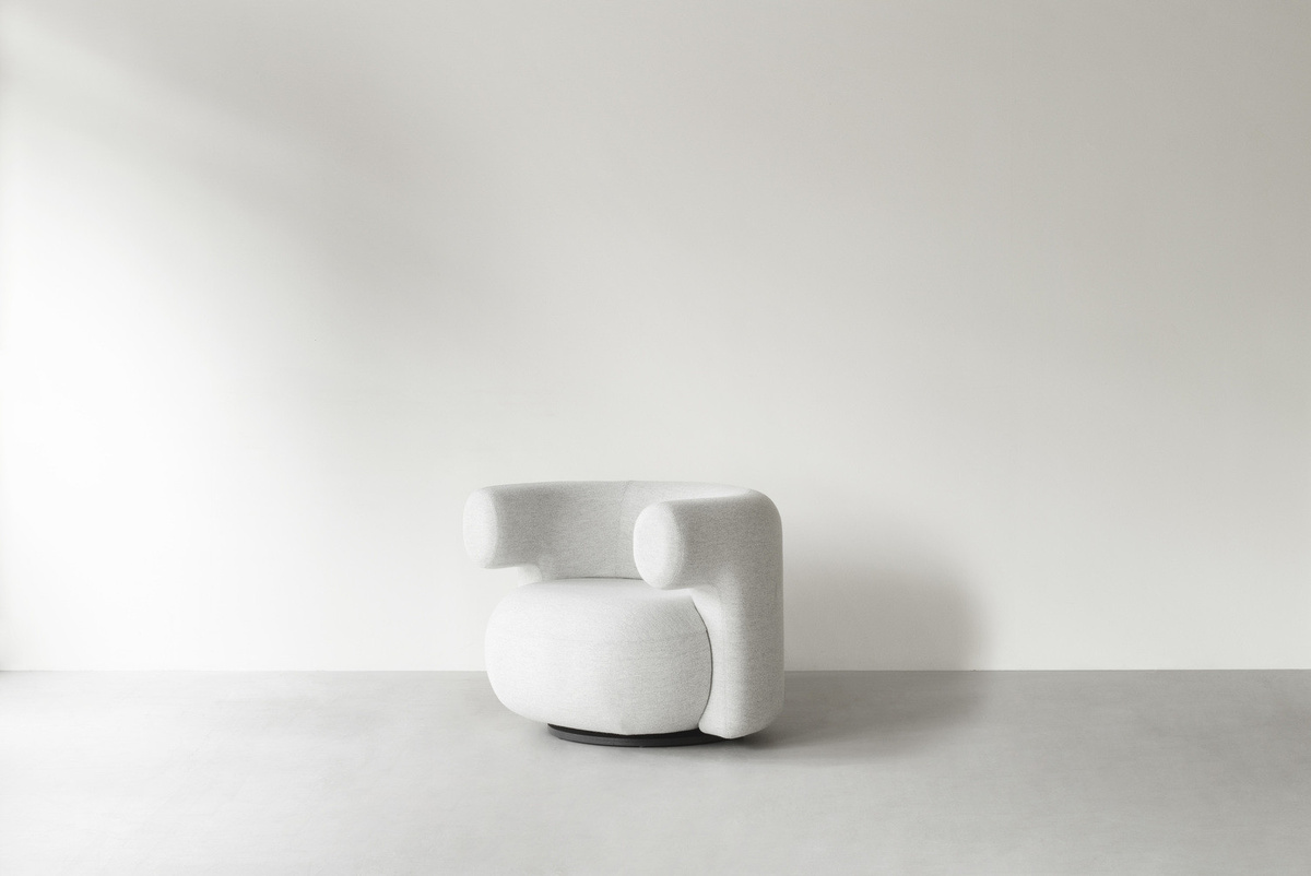 Normann Copenhagen Burra Lounge Sessel mit integrierten Armlehnen und Stoffbezug - Bild 2
