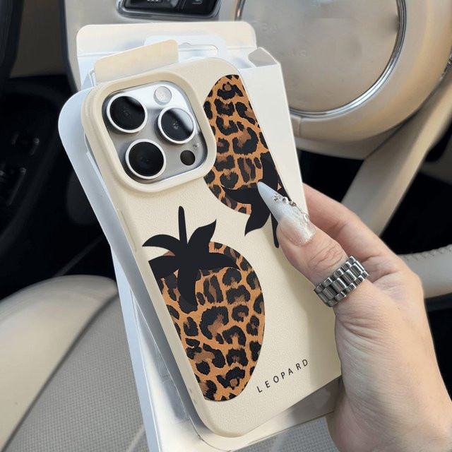 Stoßfeste Silikon Handyhülle mit Leopardenmuster und Erdbeeren für iPhone 17 Pro Max 16 15 14 13 12 in Weiß und Multicolour - Bild 1