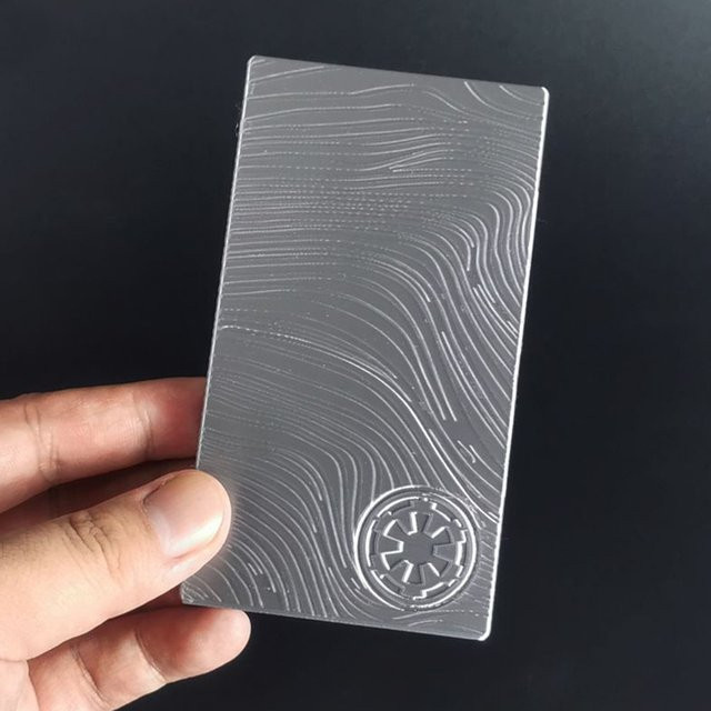 MUSEXINGQIU Beskar-Stahl Cosplay Ornament aus 3D-Druck Harz in Silber als Desktop-Accessoire und Sammlerstück - Bild 1