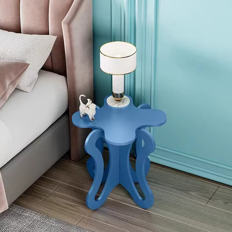 Minimalistischer runder Couchtisch von DUTRIEUX in Blau aus MDF-Laminat - Bild 1