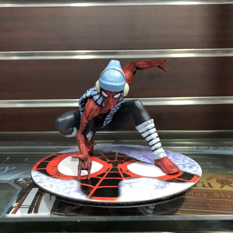 Marvel Spider-Man Homecoming Winter Outfit PVC Actionfigur mit abnehmbarer Mütze und Schal, Höhe: 12 cm - Bild 2
