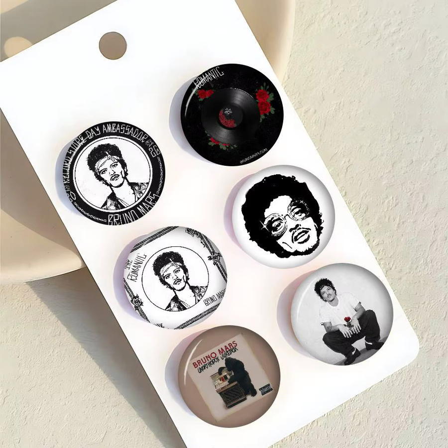 Brosche Bruno Mars The Romantic Button Pin, Unisex - Bild 2