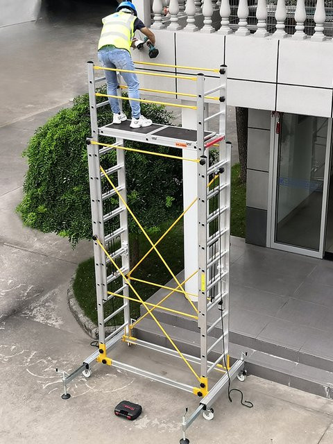 Zusammenklappbares Teleskopgerüst aus Aluminiumlegierung in Silber - Bild 1