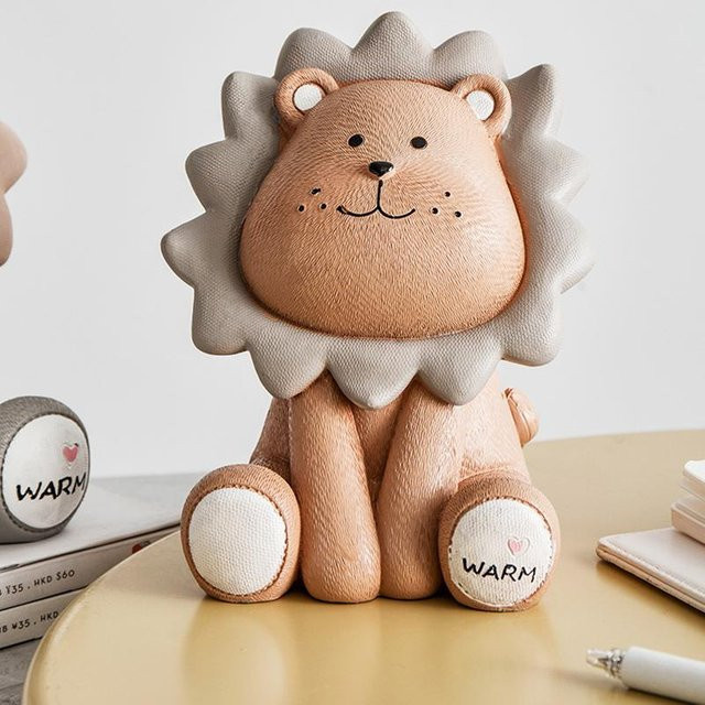 Sitzendes Löwe Sparschwein als Spardose für Kinder in Grau, Braun und Beige - Bild 1