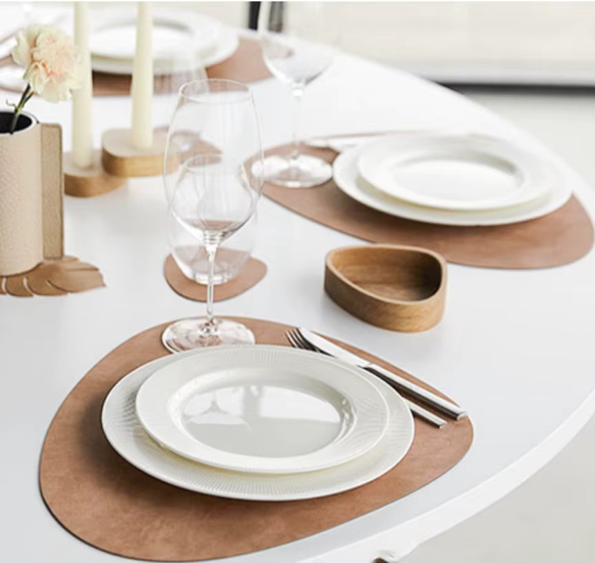 Inyahome PU-Leder Tischsets und Untersetzer Set, wasserdicht und faltenfrei, Farbe: Braun - Bild 2
