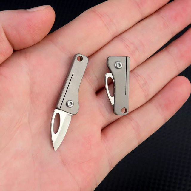 Mini-Klappmesser aus Titan-Legierung in Grau und Silber als tragbarer Schlüsselanhänger - Bild 1