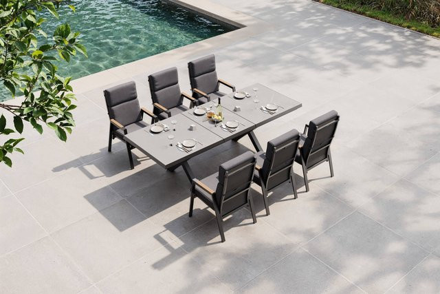OUTFLEXX Serro Garten-Essgruppe in Schwarz und Anthrazit mit ausziehbarem Tisch und 6 Stapelsesseln aus Aluminium, Steinimitat und Teak - Bild 1
