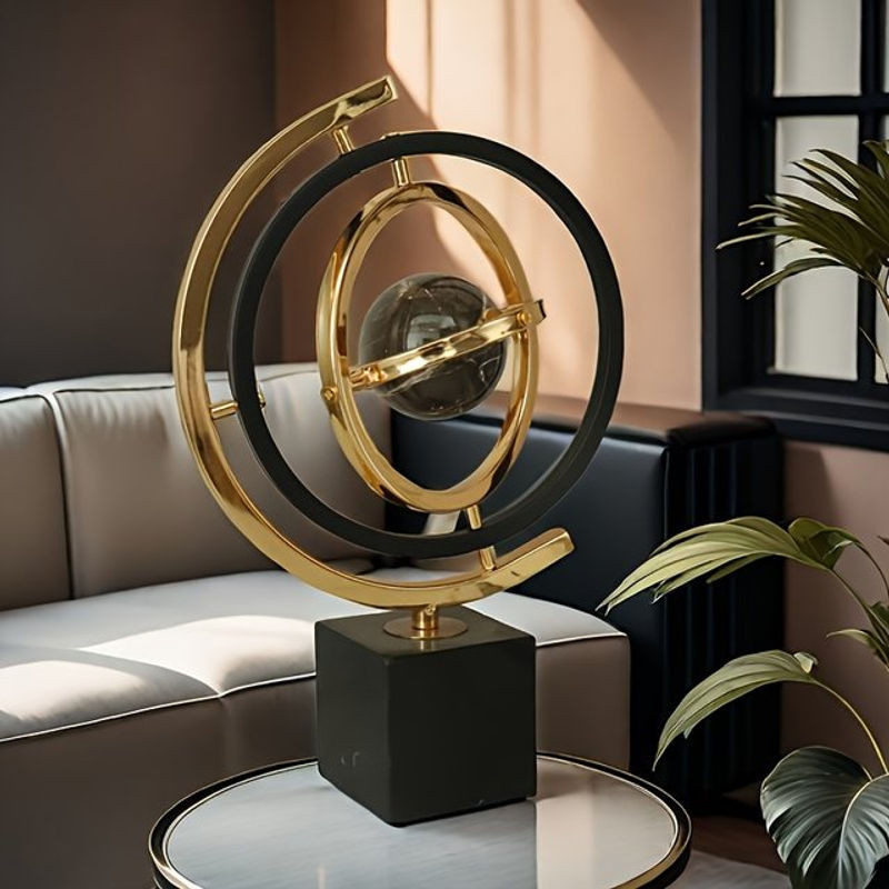 Moderne abstrakte Globus-Skulptur aus Metall in Schwarz und Gold mit rechteckiger Basis zur Dekoration für dein Zuhause oder Büro - Bild 1