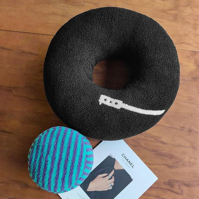 Yiran Toy Kawaii Plattenspieler Plüschtier als weiches Kuschelkissen für Kinder, Durchmesser: 40 cm, Schwarz gestreift - Bild 1
