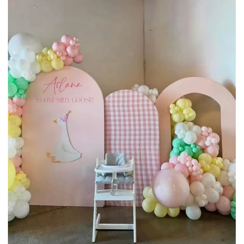 VIKAMA Bogenförmiger Fotohintergrund mit rosa Karomuster und Gänsedaunen-Motiv für Kindergeburtstage und Taufen, Breite: 120 cm, Höhe: 50 cm - Bild 2