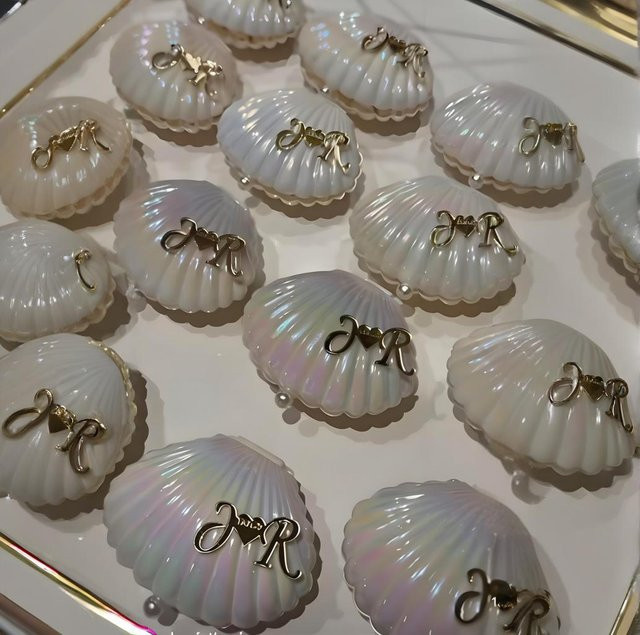 30 Stück Acryl-Initialen in Gold und Silber für Braut und Bräutigam als Dekoration für Schokoladen und Gastgeschenke - Bild 1