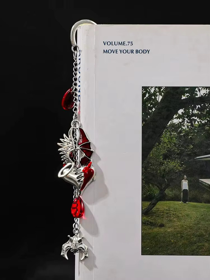 Gotisches Metall-Lesezeichen mit rotem Kristall-Totenkopf, Spinnen und Skelett-Anhänger in Silber und Rot für Dark Academia Liebhaber - Bild 5