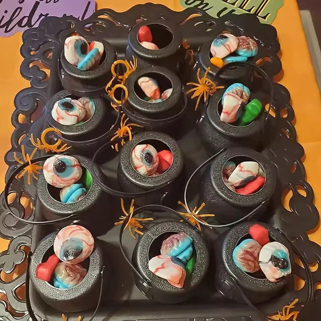 Suncolourful Mini-Hexenkessel aus schwarzem Kunststoff für Halloween als Süßigkeitenkorb und Dekoration - Bild 1