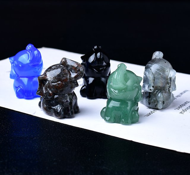 Natürlicher Kristall-Elefant als Worry Stone in Schwarz und Multicolour, handgeschnitzter Stein zur Dekoration - Bild 1