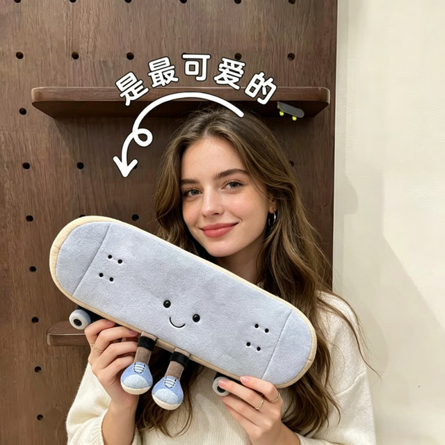 Bandai Skateboard-Plüschpuppe als niedliches Cartoon-Anime Kissen zur Schreibtischdekoration, Höhe: 15 cm - Bild 1