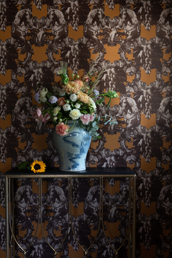 Studio Lisa Bengtsson Tapete Sir Grace in Yellow und Brown mit Tiermotiven im skandinavischen Design - Bild 2