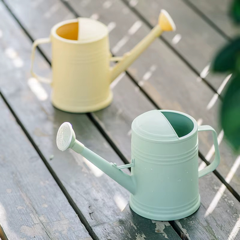Gelbe Gießkanne mit langem Mund und 2 l Fassungsvermögen für Garten und Pflanzen - Bild 2