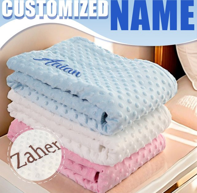 Personalisierte Babydecke NanBeiCat als Neugeborenen-Pucktuch mit individuellem Vornamen in Blau mit Punktmuster aus Polyester - Bild 1