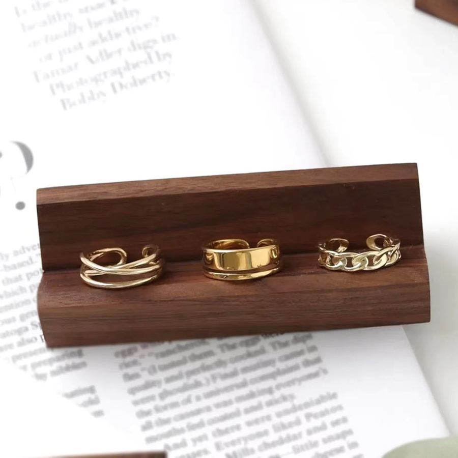 Schmuckdisplay aus Walnuss mit V-Nut für Ringe und Ohrringe in Braun - Bild 2
