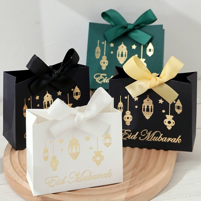 Fünfteiliges Eid-Geschenkset aus Papier in Gold und Weiß mit Laternenmustern und eleganten Bändern für Süßigkeiten und Dekorationen - Bild 1
