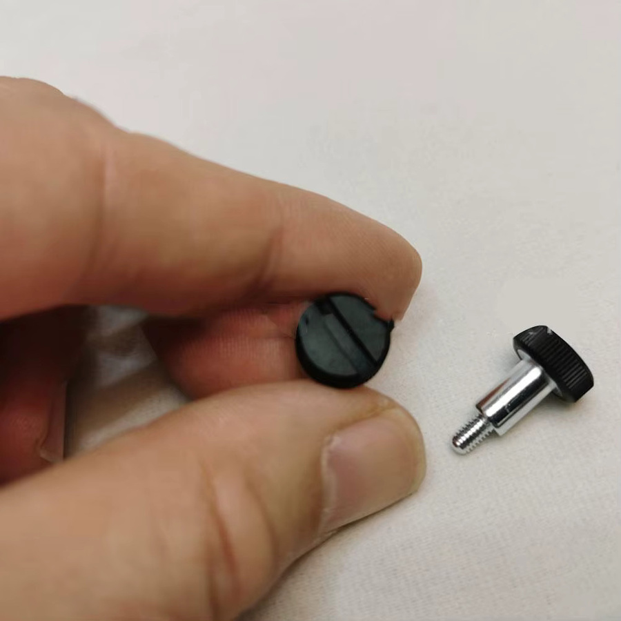 Sony Ersatz-Standfuß-Befestigungsschrauben für PS5 Slim Konsole in Schwarz mit Kunststoffkappe zur sicheren vertikalen Halterung - Bild 2
