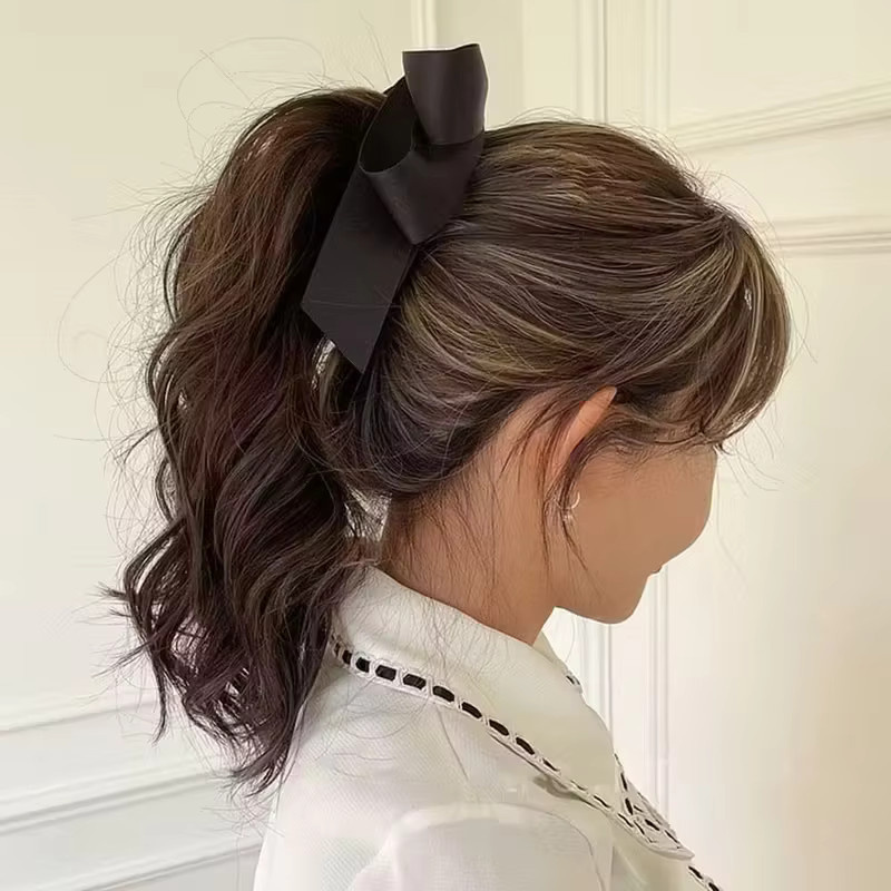 Haarspange mit Schleifenquasten, Satin - Bild 2