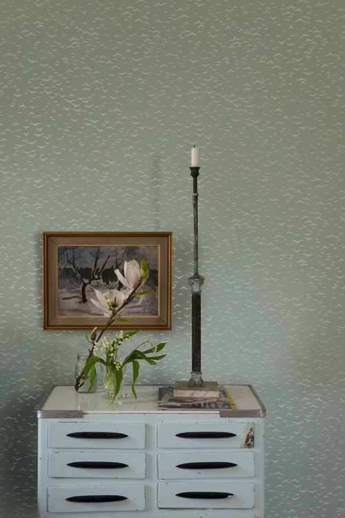 Farrow & Ball Tapete Yukutori in Theresa's Green und Cabbage White mit Tier-Motiven im Mid-Century Stil - Bild 1