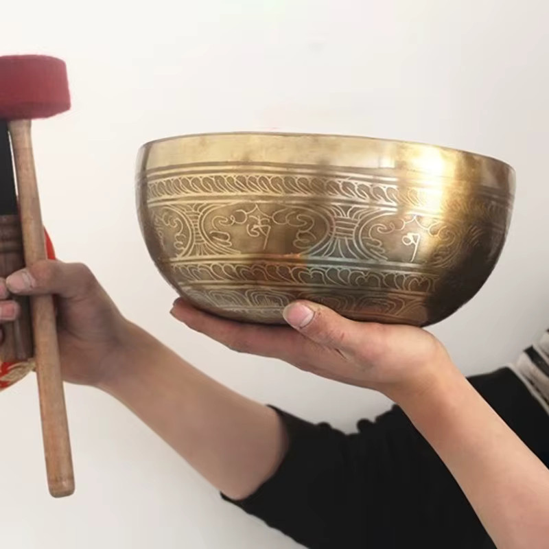 Handgemachtes tibetisches Klangschalen-Set aus Messing von OEMG in Gold für Meditation und Achtsamkeit - Bild 2