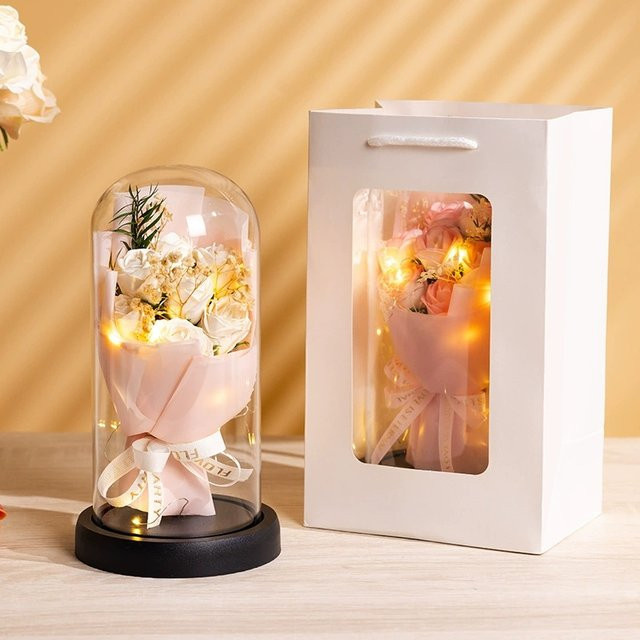 Ewige Rose in schwarzer Glaskuppel mit LED-Beleuchtung als romantische Tischdekoration - Bild 1