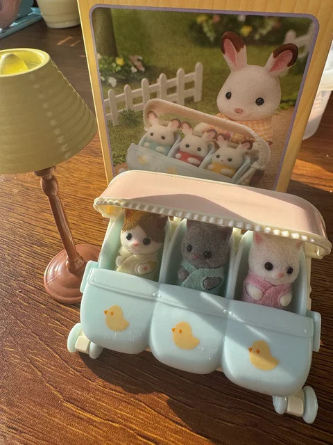 Sylvanian Families Blumen-Katzen-Kinderwagen mit Dreiflingen-Baby-Panda, Elefant, Hase, Kinderspielzeug, ab 3 Jahren - Bild 1