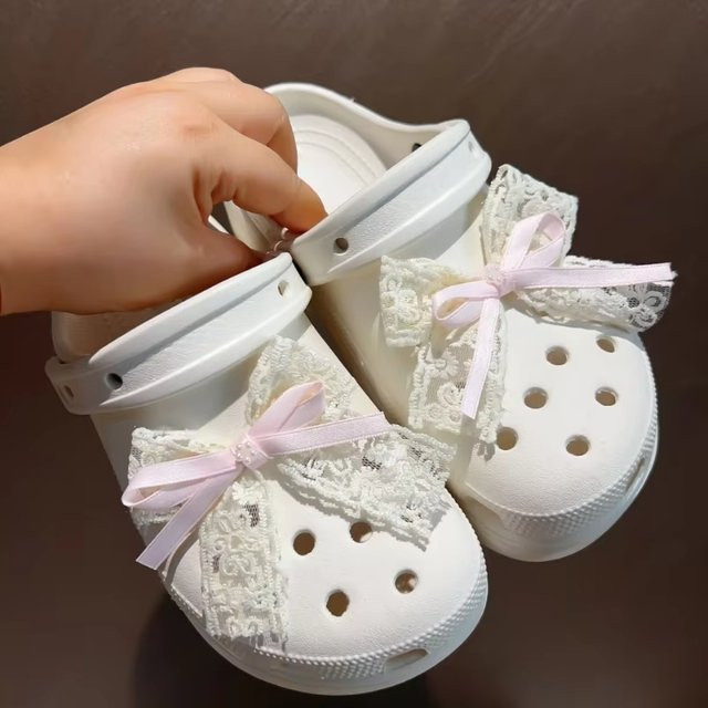 Mesuca Schuh Charms, Spitze und künstliche Schleife, weiß, 2 Stück - Bild 1