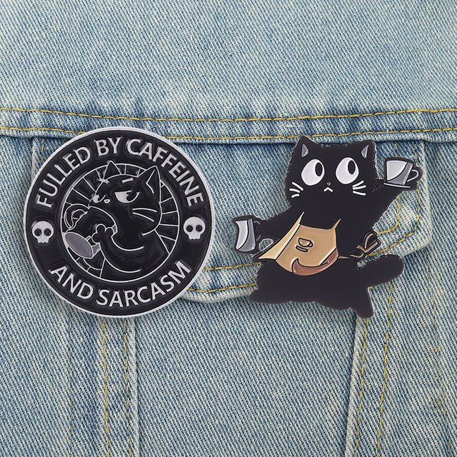 Miss Zoe Brosche, Schwarze Katzen-Barista-Emaille-Pins, Unisex - Bild 1