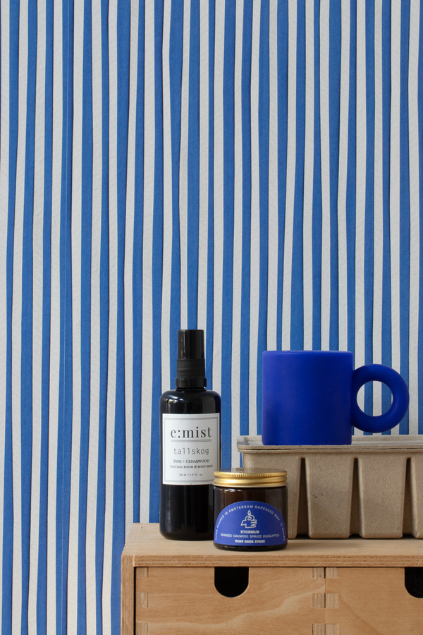 studio ditte Tapete Stripes in Cobalt Blue mit modernem Streifenmuster und abstraktem Design aus Vlies - Bild 1