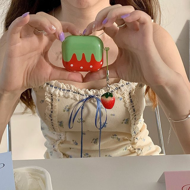 Schutzhülle für Apple AirPods (Modelle 1, 2, 3, 4 und Pro) mit rotem Erdbeer-Design und weißen Polka Dots - Bild 1