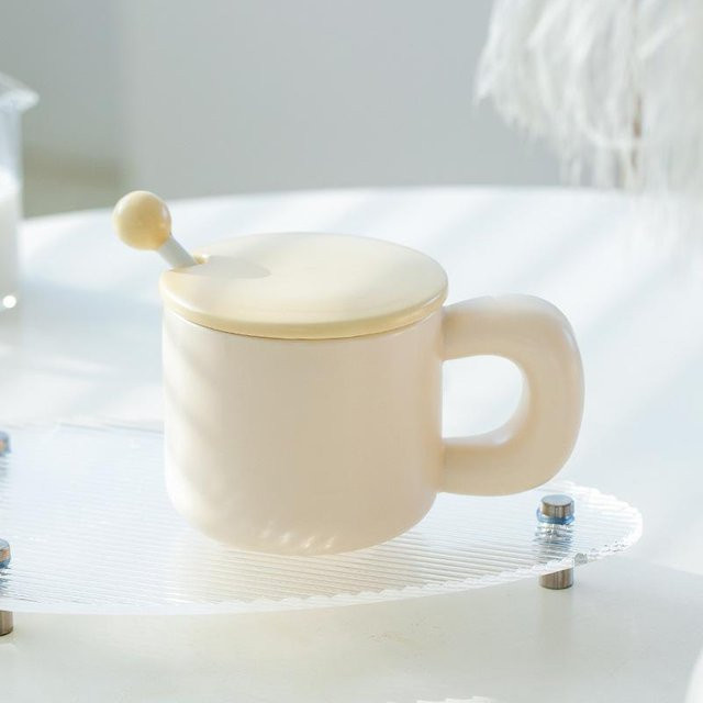 Keramiktasse Yiran toy 1 in Beige mit Deckel, 380 ml - Bild 1