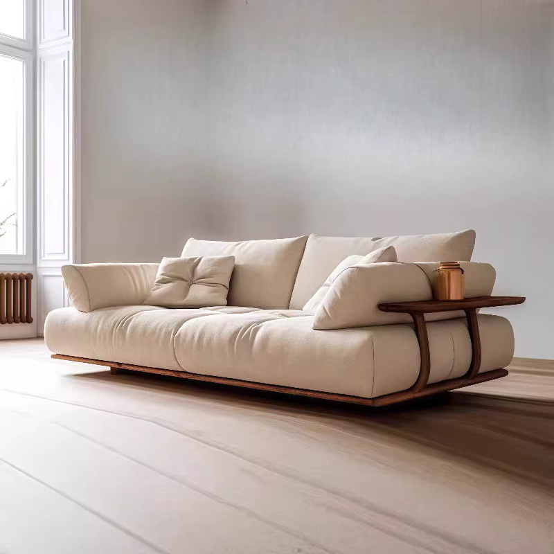 Modernes Polstersofa von DUTRIEUX in Braun mit Stoffbezug und passenden Dekokissen für dein Wohnzimmer oder Schlafzimmer - Bild 2