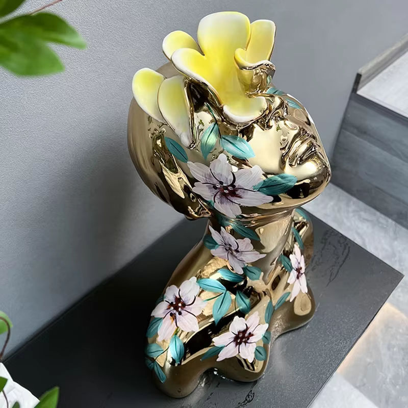 Abstrakte Keramik-Skulptur einer Göttin in Gold als dekorative Halbkörper-Statue für dein Wohnzimmer - Bild 2