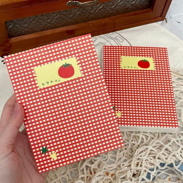 Notizbuch mit Tomaten-Motiv in Rot, Softcover, 78 Seiten zum Schreiben, Zeichnen und Journaling - Bild 1