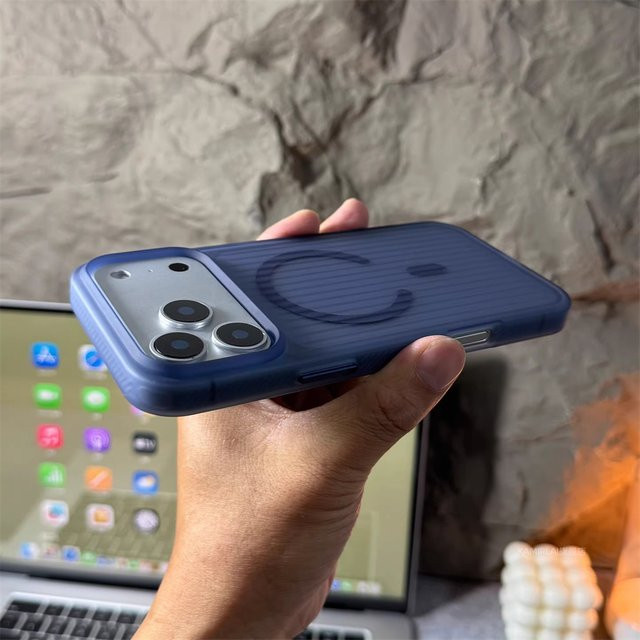YUEDESHENG Stoßfeste iPhone Hülle mit gewelltem 3D-Streifen-Design und MagSafe Unterstützung in Grau und Blau - Bild 1